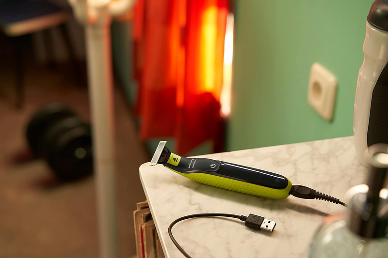 Aparador e raspador para rosto e corpo OneBlade com 4 pentes, à prova d’água, bivolt - QP2824/10 Philips